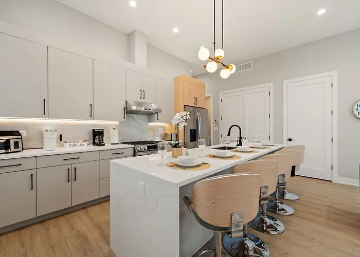 Modern 2-bd 2-ba Retreat Near Medical District Apartment