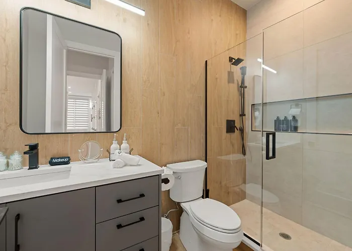 Modern 2-bd 2-ba Retreat Near Medical District