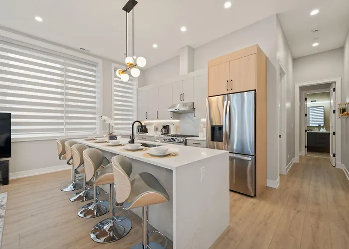 Modern 2-bd 2-ba Retreat Near Medical District Apartment