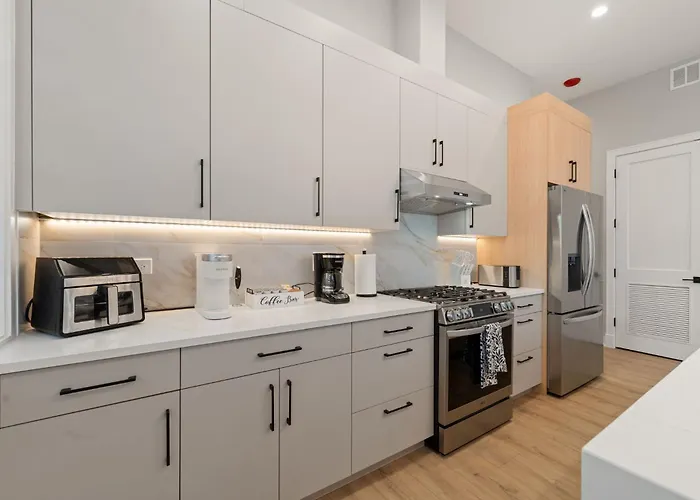Modern 2-bd 2-ba Retreat Near Medical District Apartment Chicago