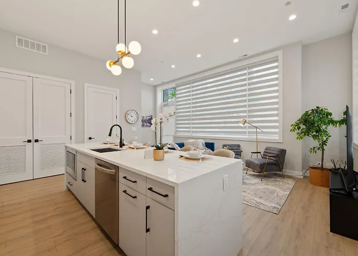 Apartment Modern 2-bd 2-ba Retreat Near Medical District