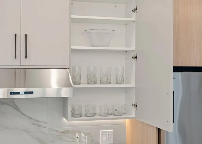Apartment Modern 2-bd 2-ba Retreat Near Medical District