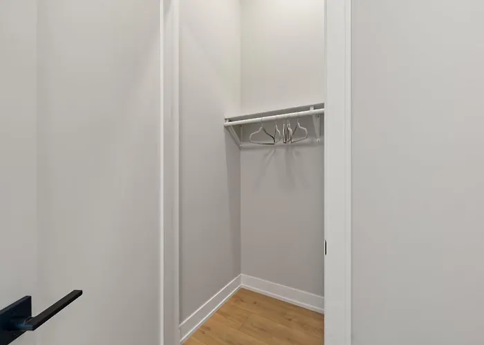 Modern 2-bd 2-ba Retreat Near Medical District *