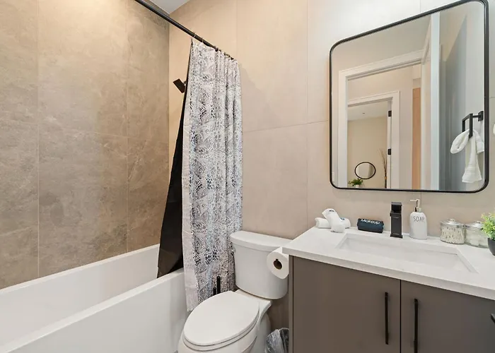 Modern 2-bd 2-ba Retreat Near Medical District Apartment *