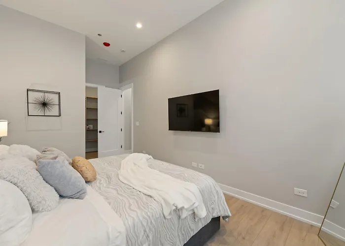 Modern 2-bd 2-ba Retreat Near Medical District