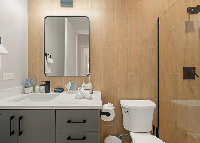 Modern 2-bd 2-ba Retreat Near Medical District Apartment *