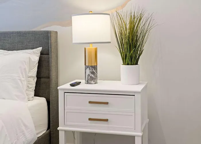Apartment Modern 2-bd 2-ba Retreat Near Medical District