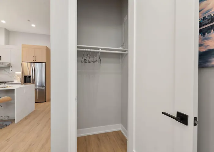 Modern 2-bd 2-ba Retreat Near Medical District Apartment