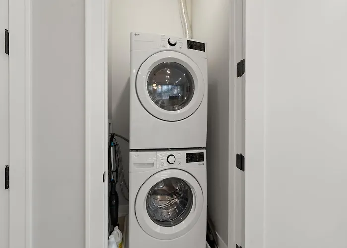 Modern 2-bd 2-ba Retreat Near Medical District Apartment *